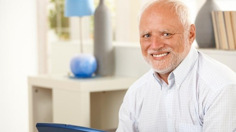 andras-arato-ficou-conhecido-como-hide-pain-harold-por-causa-de-seu-sorriso-nervoso-1573231062755_v2_750x421
